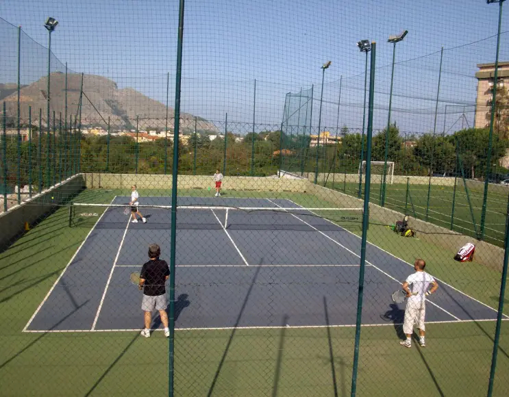 Green tennis court fencing net