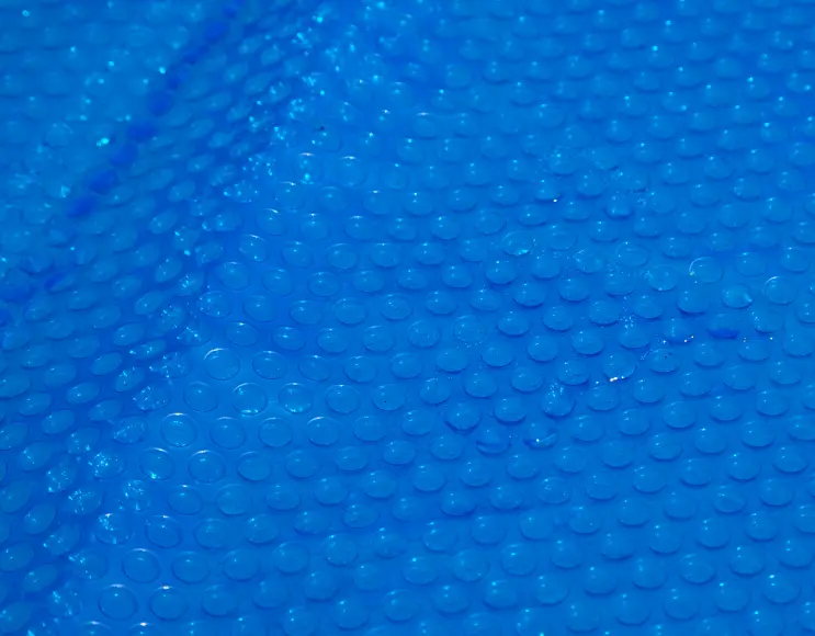 Bubble cover for isothermal pool cover