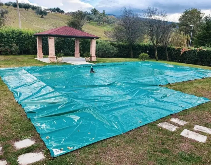 Winter pool cover with Roman steps