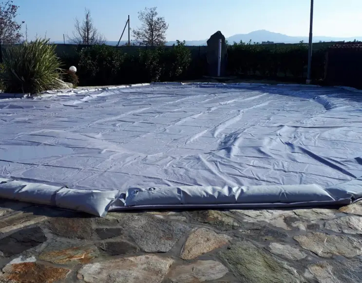 Pool cover in pvc 400 gr with predisposition for water pockets